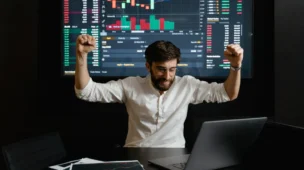Representação de destaque da Apex Trader Funding entre outras prop firms com gráficos e estruturas de trading