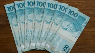 varias notas de 100 reais em uma mesa